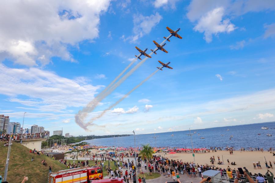 FOTOS: Multidão em Manaus curte espetáculo da Esquadrilha da Fumaça