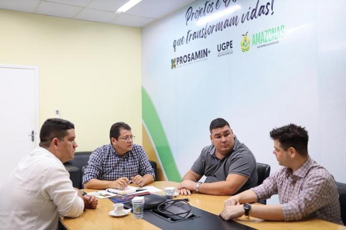 Alex Garcia se reúne com autoridades em Manaus para discutir início das obras do Prosai em Parintins