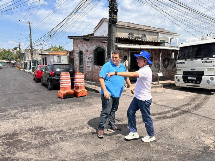 David Almeida fiscaliza avanço dos serviços do programa ‘Asfalta Manaus’ na zona Norte