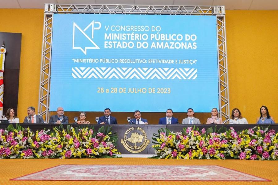 David Almeida prestigia abertura do 5° congresso do Ministério Público do Amazonas e recebe moeda comemorativa