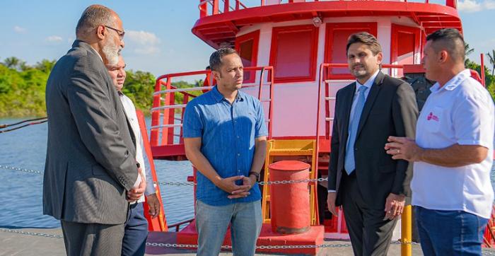 Ministro conhece balsa que disponibilizou internet fibra ótica entre Santarém e Manaus 