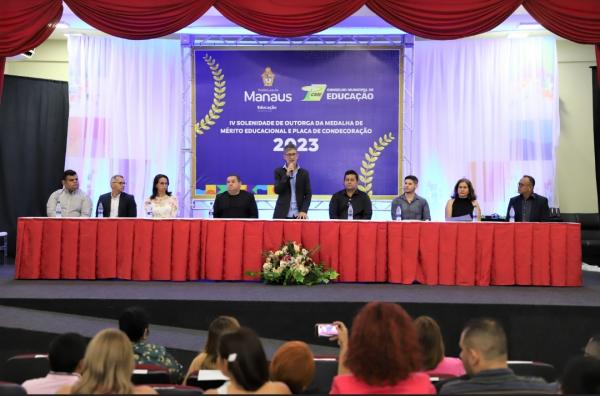 Prefeitura de Manaus entrega medalha para profissionais e instituições pelos serviços prestados à educação municipal
