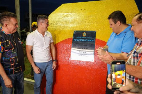 David Almeida entrega rotatória do Mindu totalmente revitalizada