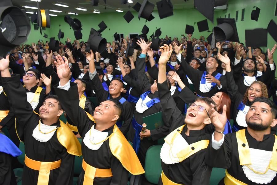 Reitor outorga grau a 72 formandos na UEA Parintins