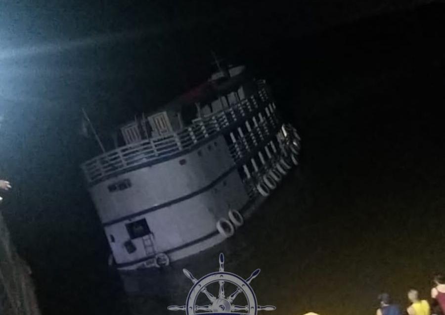 VÍDEO: Barco Dom Jackson vai a pique em viagem de Barreirinha para Manaus