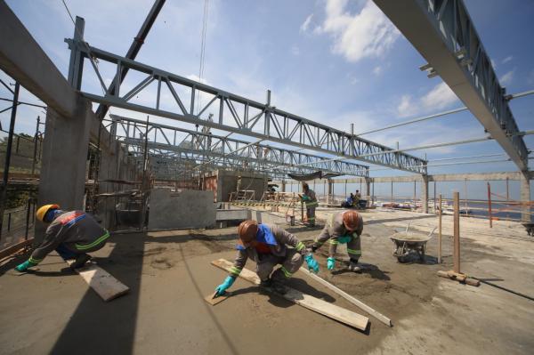 MANAUS: Cobertura metálica começa a ganhar forma de onda no mirante do ‘Nosso Centro’, obra da prefeitura