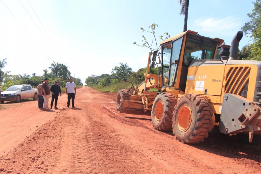Prefeitura de Parintins acompanha retomada do asfaltamento da estrada da Vila Amazônia