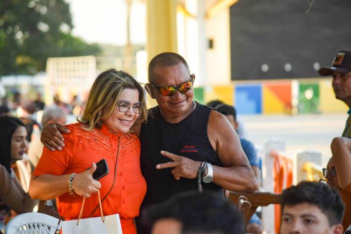 Marina Pandolfo celebra Dia dos Pais com shows de prêmios na zona urbana e rural de Nhamundá 