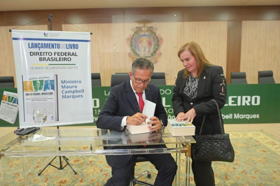 Conselheiros do TCE-AM prestigiam lançamento do livro 'Direito Federal Brasileiro' com a presença do ministro Mauro Campell