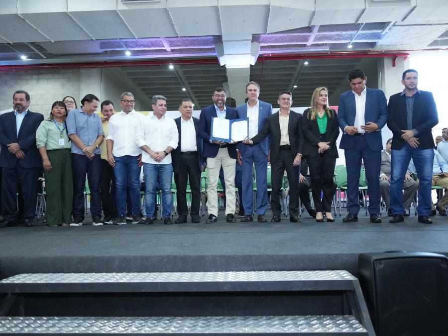 David Almeida assina termo para adesão do programa ‘Amazonas + Alfabetizado’ , com a presença do ministro da Educação Camilo Santana