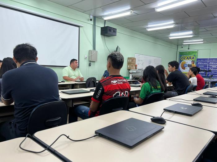 Alex Garcia destaca papel das políticas públicas na promoção do empreendedorismo durante roda de conversa na UEA