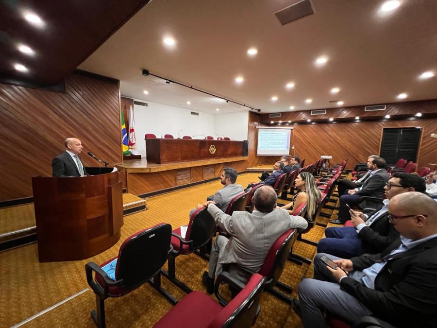Presidente do TCE-AM ministra palestra para membros do Ministério Público