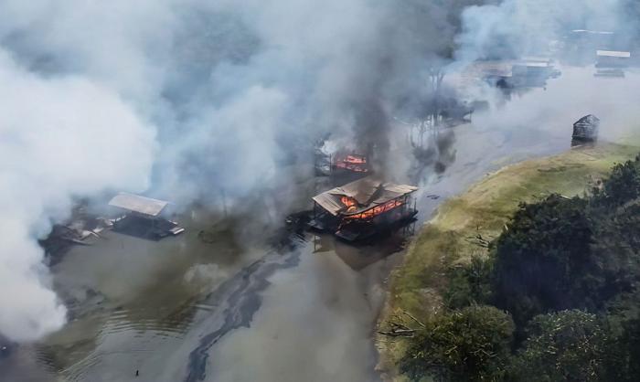 Operação queima 302 balsas de garimpo no Rio Madeira, no Amazonas