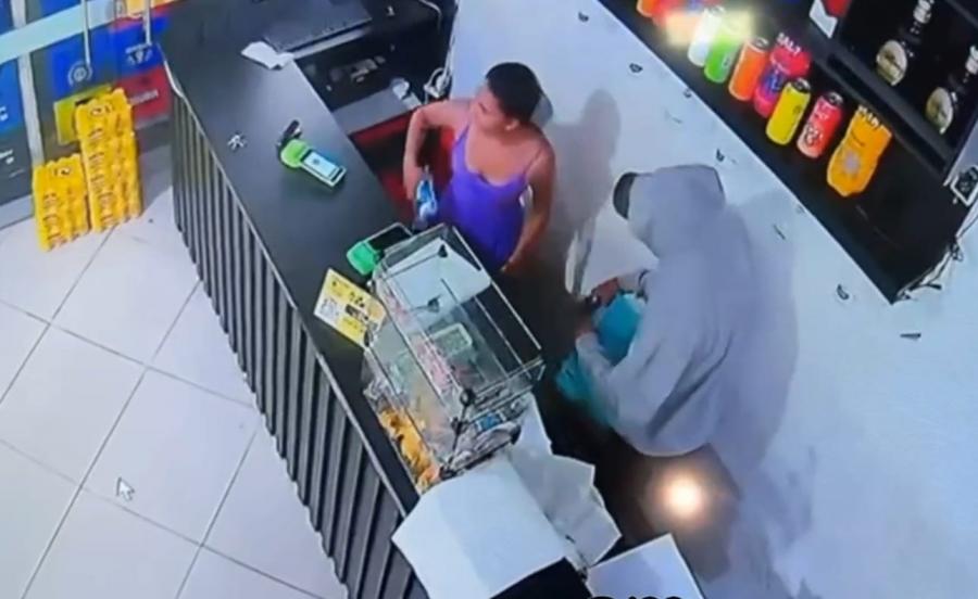 VÍDEO: Homem armado invade distribuidora de bebida, rouba dinheiro e ainda leva cerveja