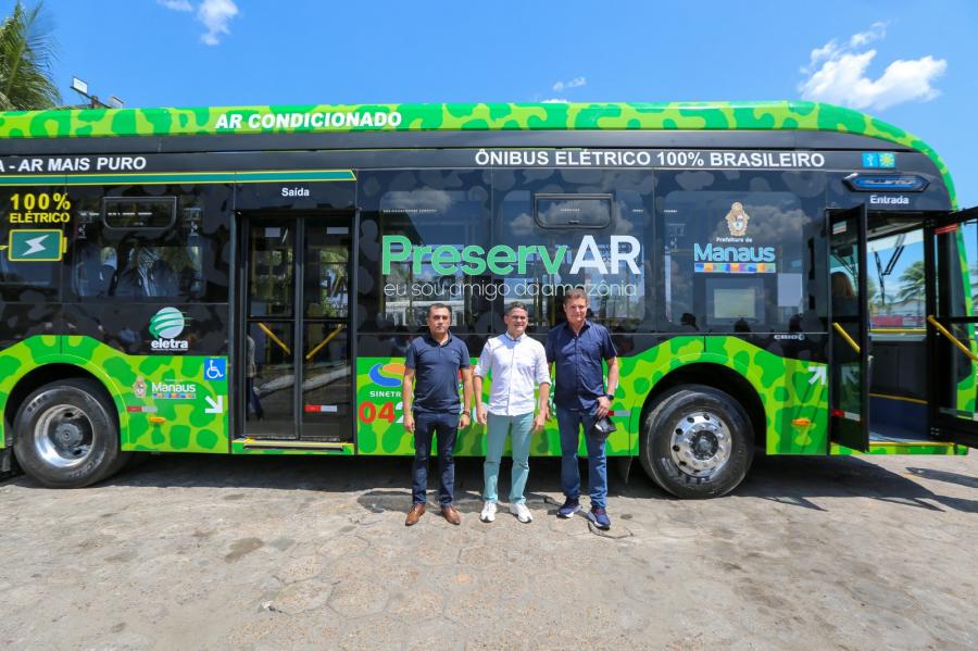 HISTÓRICO: David Almeida entrega primeiro ônibus 100% elétrico da região Norte