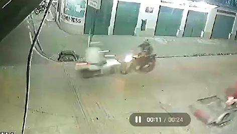 VÍDEO: Na contramão, motociclista colide com outro em Avenida de Parintins