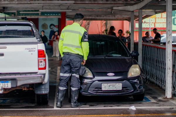 Governo do Estado fiscaliza uso indevido de vagas de estacionamento destinadas a PcD em centros comerciais de Manaus