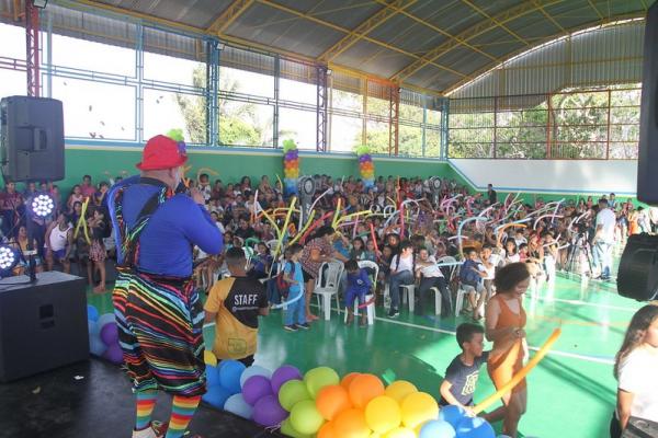 Projeto 'Circo na Escola' da Prefeitura de Manaus encanta alunos e moradores do bairro Colônia Antônio Aleixo