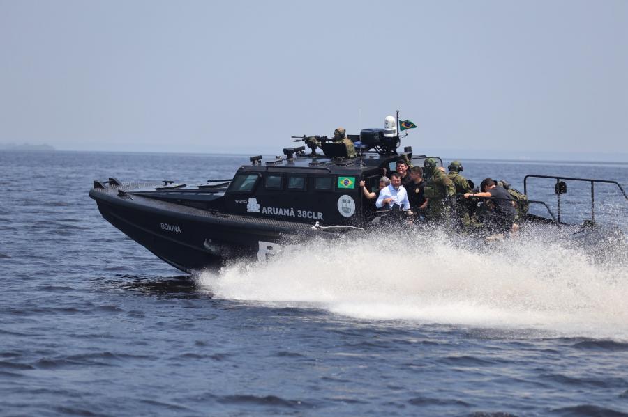 Wilson Lima entrega lanchas blindadas ao sistema de segurança pública e vistoria Base Arpão 2