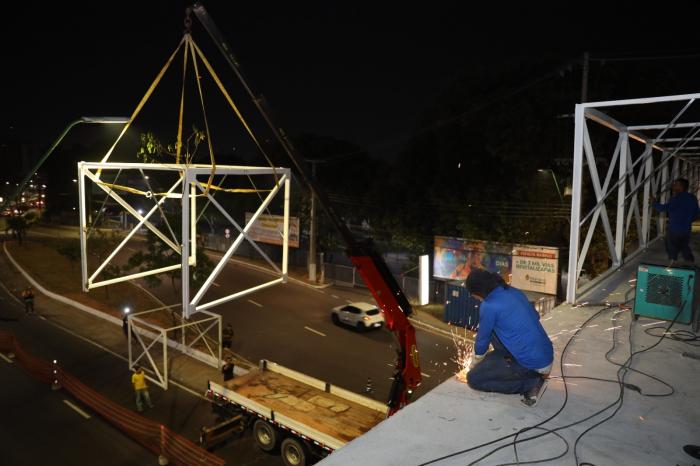 Estrutura metálica da passarela de pedestres da Ephigênio Salles é instalada e obra chega a 80% de execução