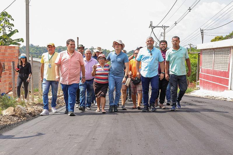 Obras de reestruturação avançam na comunidade Rosa Almeida e prefeito acompanha início da pavimentação