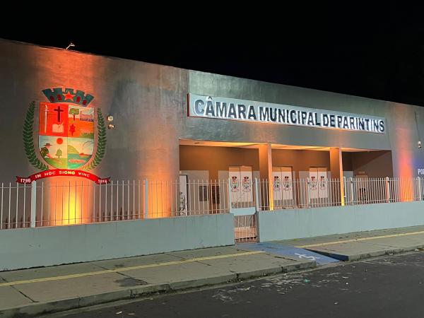 Com iluminação especial, Câmara de Parintins apoia ao Setembro Amarelo