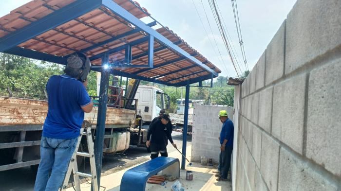 Prefeitura de Manaus implanta ponto de ônibus e prioriza o conforto dos usuários