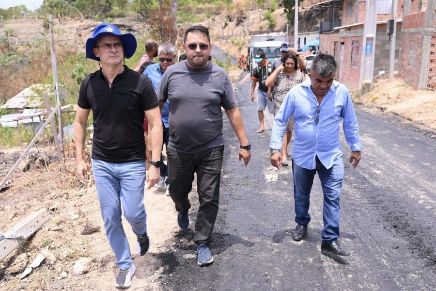 Prefeito acompanha chegada do asfalto em comunidades antes esquecidas pelo poder público