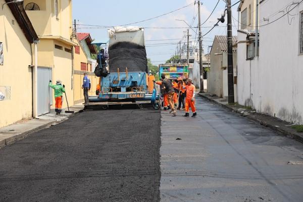 MANAUS: Prefeitura revitaliza rua do Dom Pedro sem asfalto novo há 40 anos