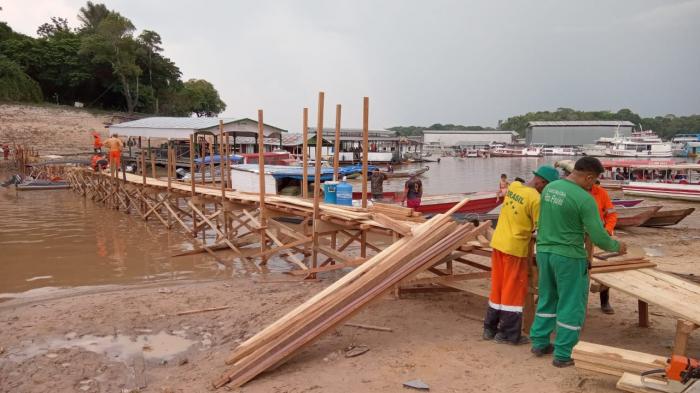 MANAUS: Prefeitura constrói ponte de 150 metros na marina do Davi para conter impactos da seca dos rios