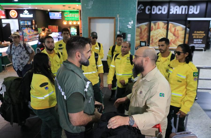 Governo do Amazonas recebe 23 brigadistas do Ibama para reforçar combate às queimadas na Região Metropolitana