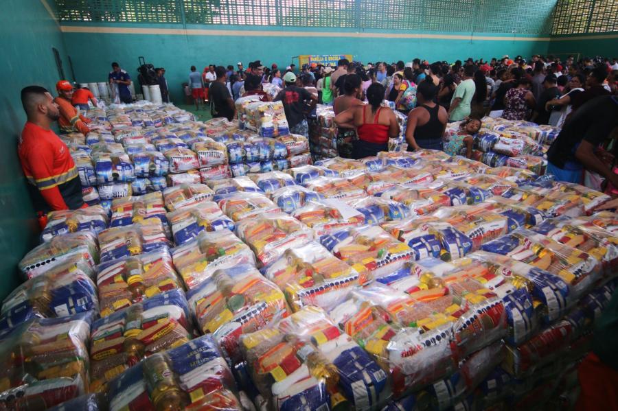 Ajuda humanitária da Prefeitura de Manaus beneficia quase mil famílias ribeirinhas no Tarumã