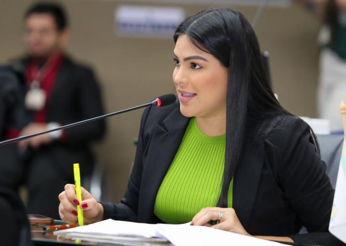 Após pedido da deputada Mayra Dias, gerente do Sine vai a Parintins vistoriar local para implantação do sistema no Baixo Amazonas
