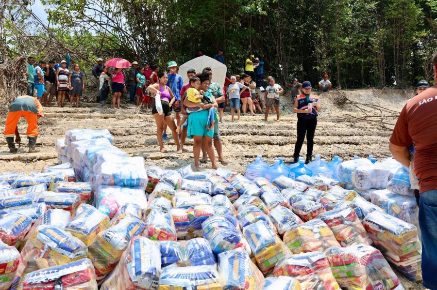 Prefeitura de Manaus leva ajuda humanitária a 130 famílias de comunidades do Puraquequara    