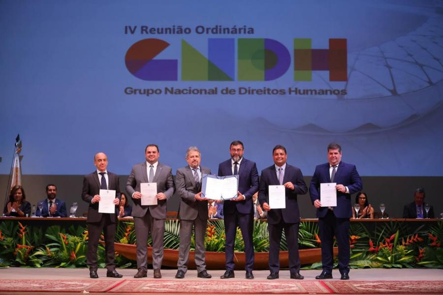 Wilson Lima assina Pacto pela Consciência Vacinal e destaca desafios para distribuição de imunizantes no AM