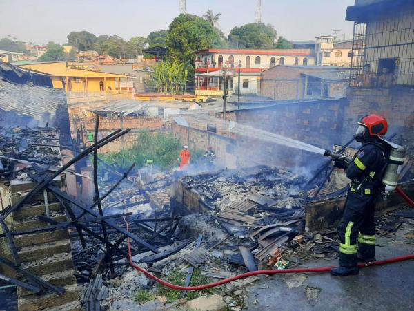 Em ação rápida, Corpo de Bombeiros impede propagação de incêndio para cinco casas no bairro Japiim