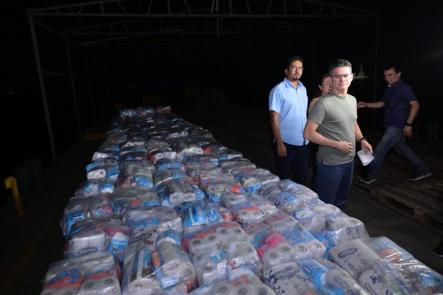 David Almeida acompanhou carregamento de balsa com mantimentos para beneficiar mais 500 famílias atingidas pela estiagem nos rios amazônicos