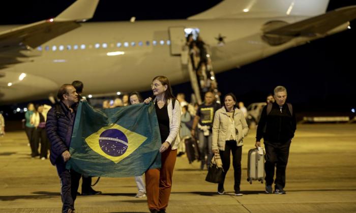 Sinto alívio por pisar em solo brasileiro, dizem repatriados Voo da FAB chegou hoje ao Brasil procedente de Tel Aviv
