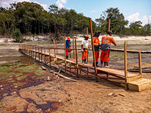 Para conter impactos da seca dos rios, Prefeitura de Manaus constrói ponte na comunidade do Abelha