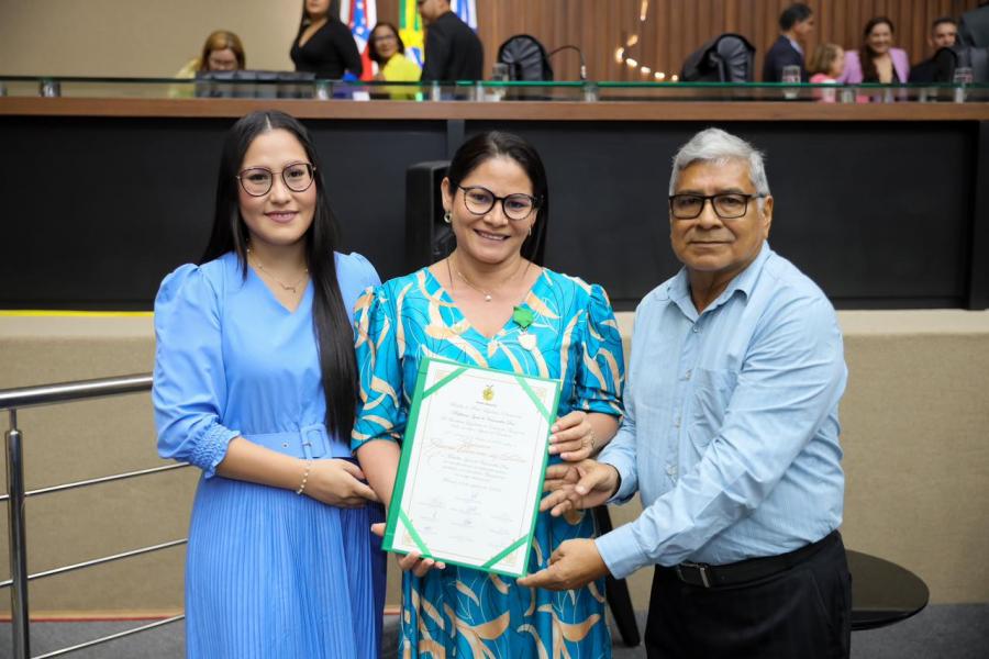 Trajetória de dedicação da Professora Rosana Queiroz recebe destaque 