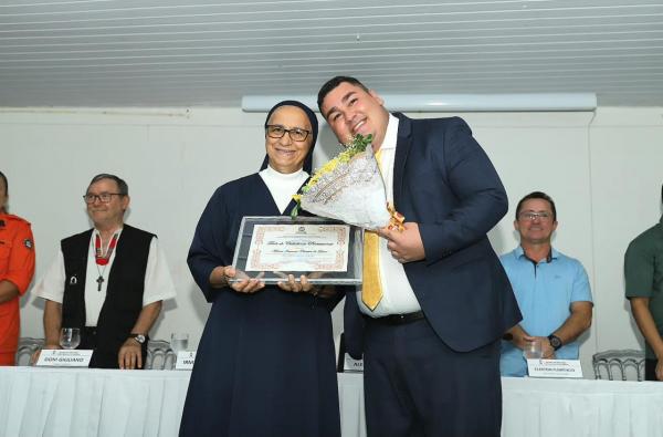 Irmã Maria Iracema do Colégio do Carmo recebe Cidadania Parintinense 