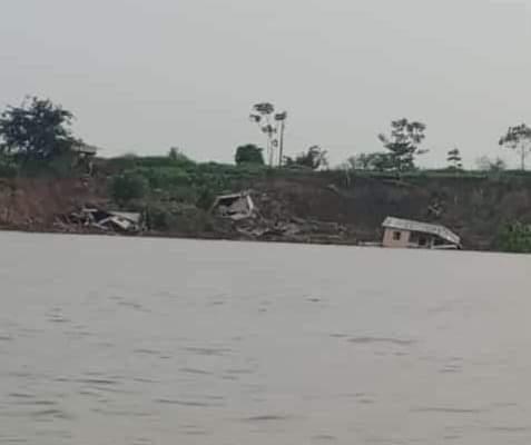 PÂNICO E DESESPERO: Desbarrancamento destrói casas em comunidade de Barreirinha-Am