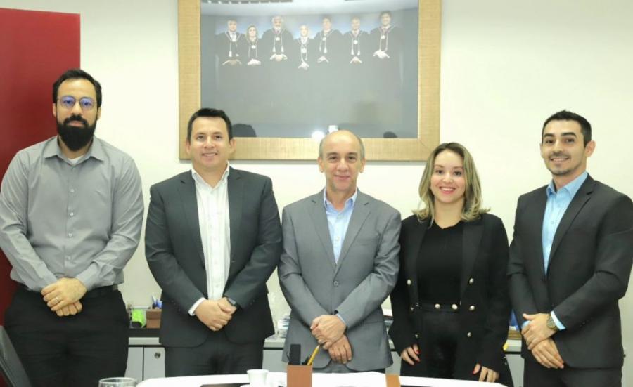 Presidente do TCE-AM dá posse a quatro novos servidores aprovados em concurso público