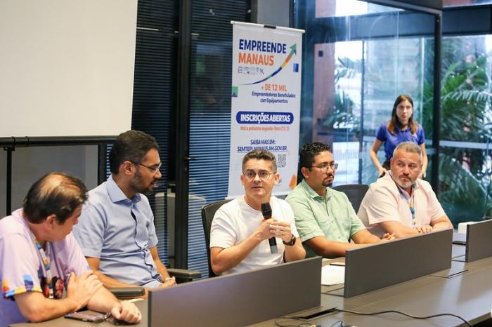 David Almeida entrega 782 máquinas de costura a selecionados do Empreende Manaus
