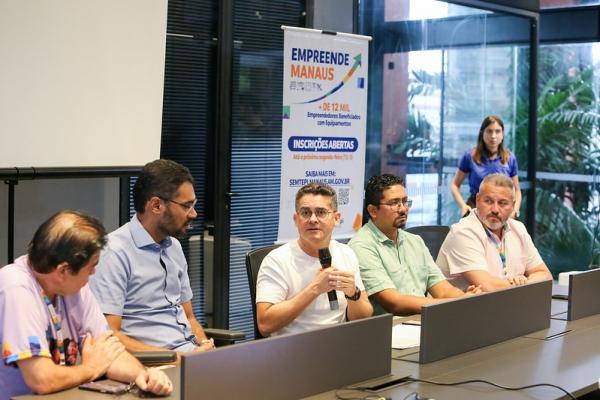 David Almeida entrega 782 máquinas de costura a selecionados do Empreende Manaus
