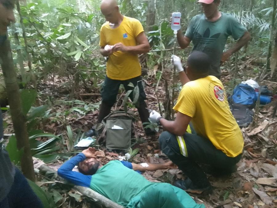 Brigadistas do Ibama caminham 34 km para salvar lavrador picado por cobra venenosa, no AM 