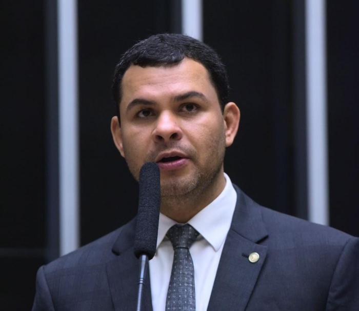 Saullo aprova projeto que torna mais severas penas para furto e roubo de celulares e tablets