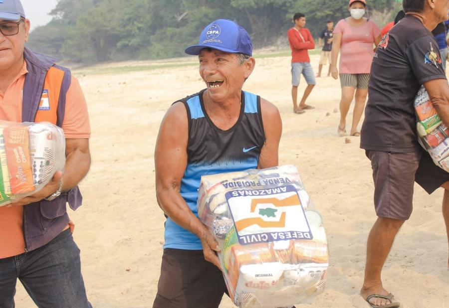 No Uaicurapá, mais de 400 famílias afetadas pela estiagem recebem ajuda humanitária da Prefeitura de Parintins