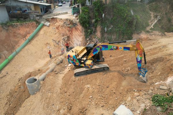 Em trabalho emergencial, prefeitura implanta rede de drenagem para conter erosão no bairro Colônia Antônio Aleixo