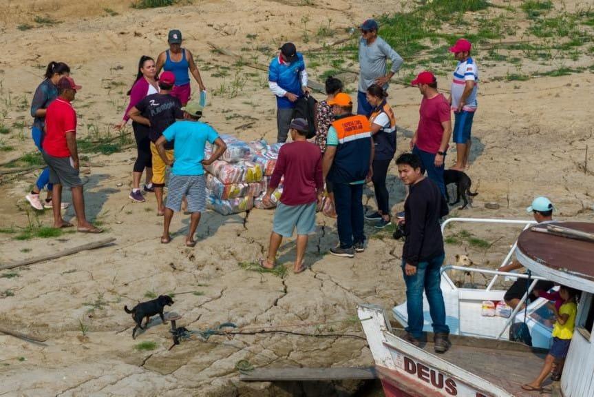 Em Parintins, Prefeitura entrega cestas de alimentos na região do Limão e Xibuí